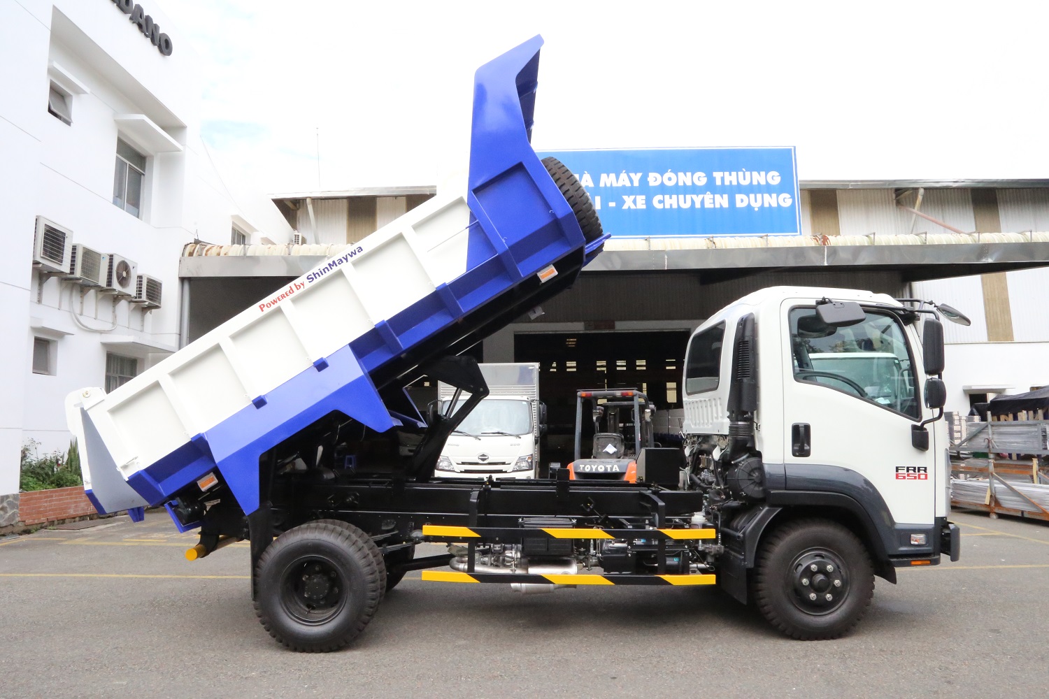 Xe-ben-Isuzu-6T5-Thùng-5-khối-bửng-liền-FRR-650-Euro-5