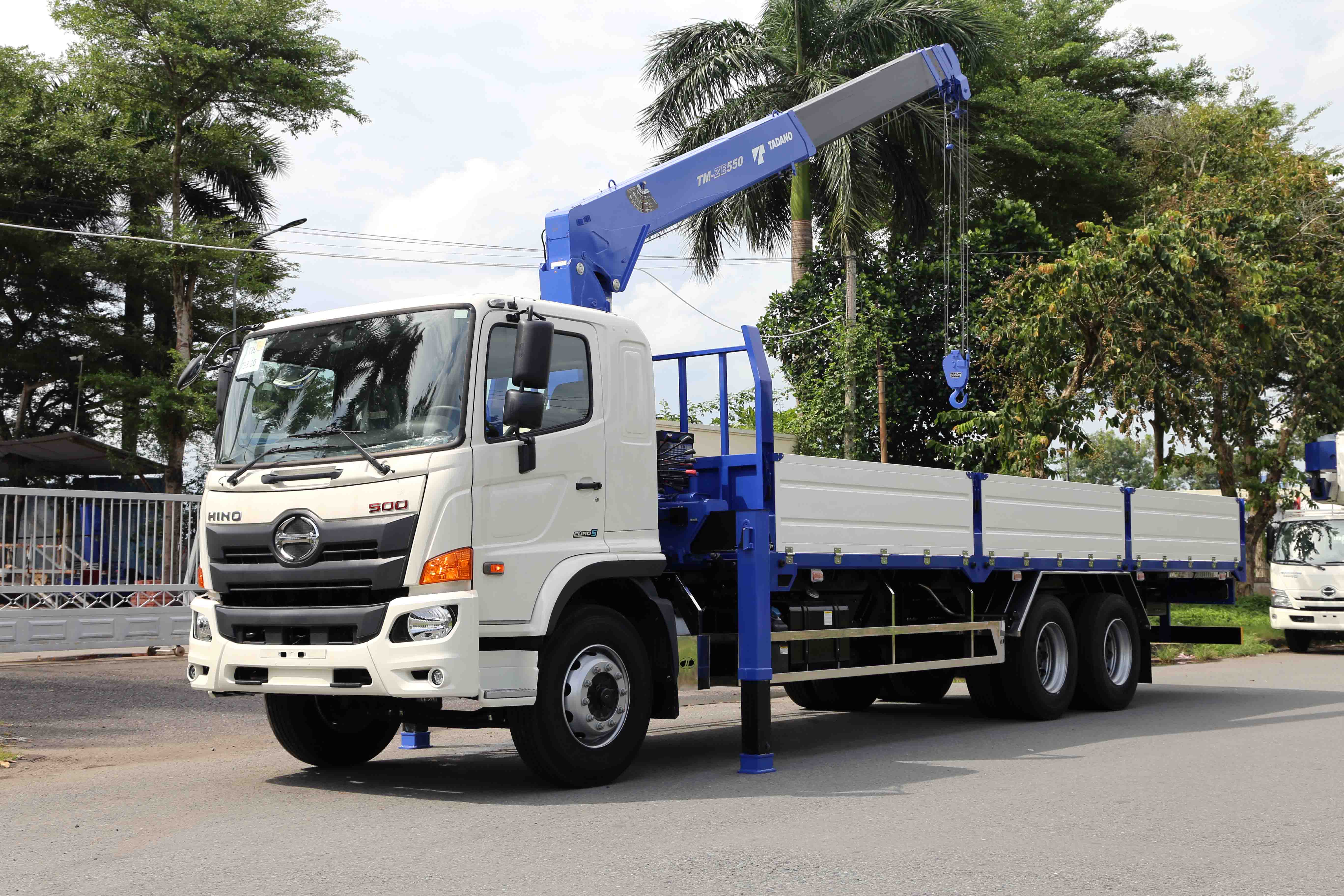 Xe-cẩu-Hino-3-chân-02 cầu-Cần-Tadano-5-tấn 5 đốt-Thùng-dài 8m6-FM8JW8A-Euro-5