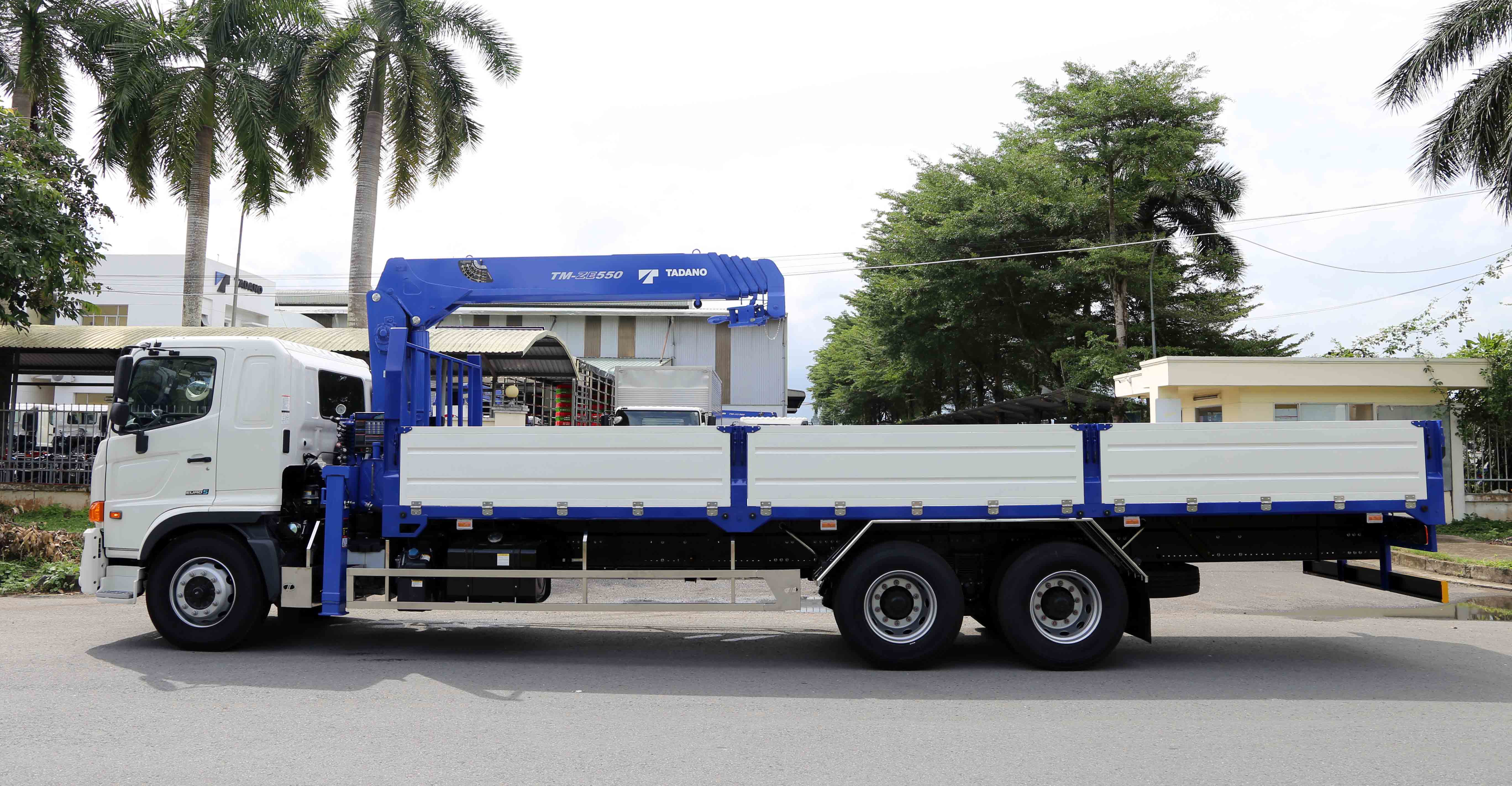 Xe-cẩu-Hino-3-chân-02 cầu-Cần-Tadano-5-tấn 5 đốt-Thùng-dài 8m6-FM8JW8A-Euro-5