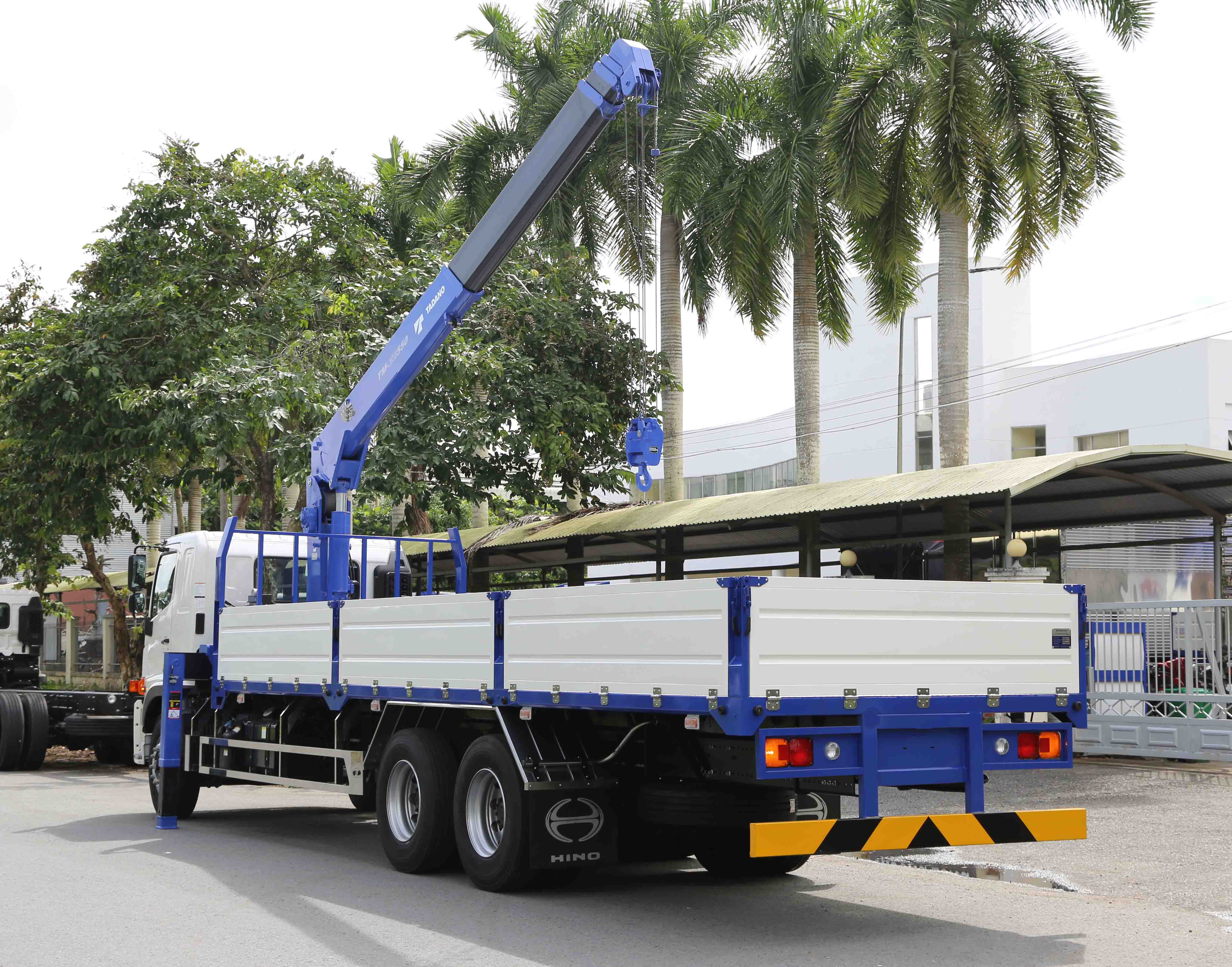 Xe-cẩu-Hino-3-chân-02 cầu-Cần-Tadano-5-tấn 5 đốt-Thùng-dài 8m6-FM8JW8A-Euro-5