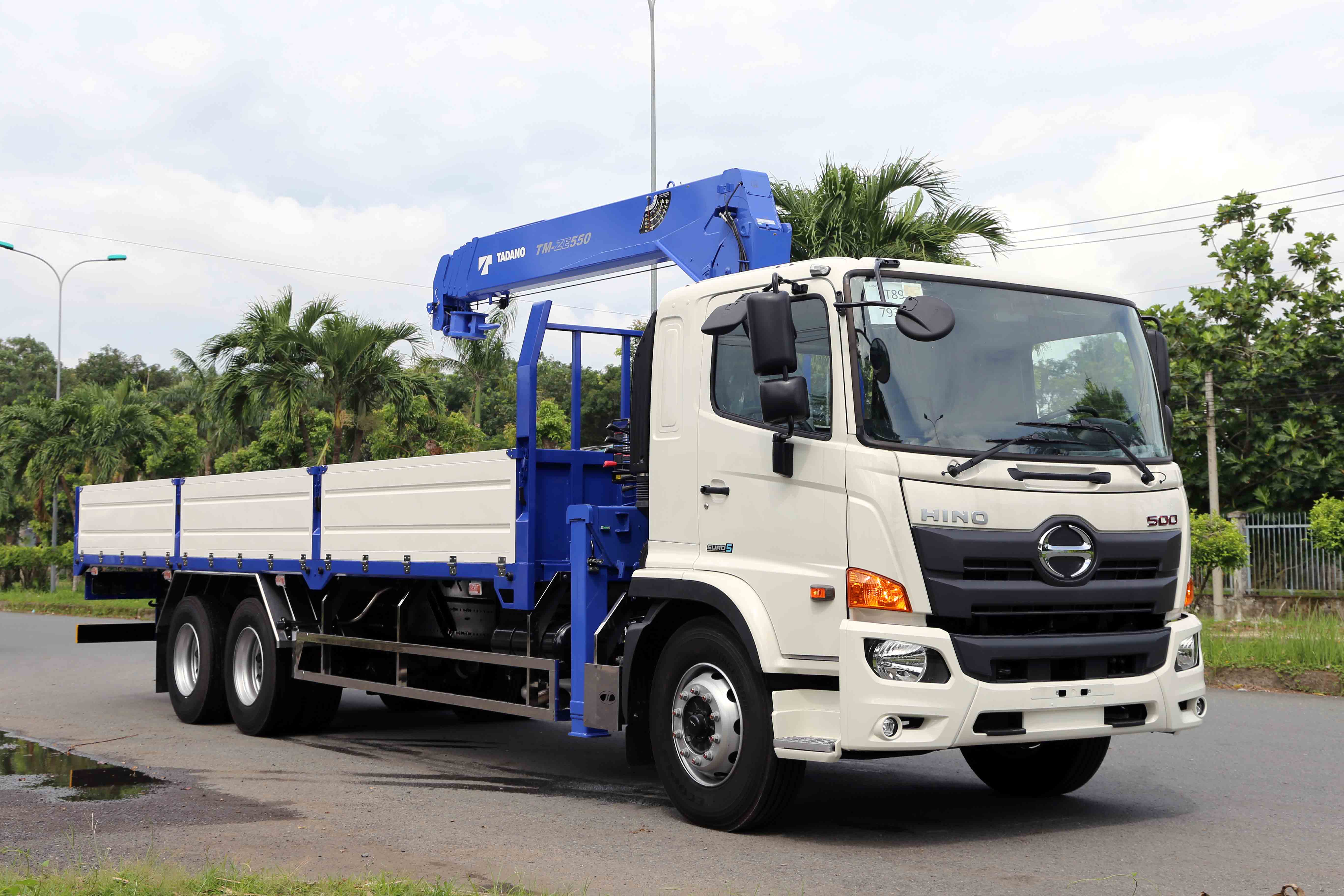 Xe-cẩu-Hino-3-chân-02 cầu-Cần-Tadano-5-tấn 5 đốt-Thùng-dài 8m6-FM8JW8A-Euro-5