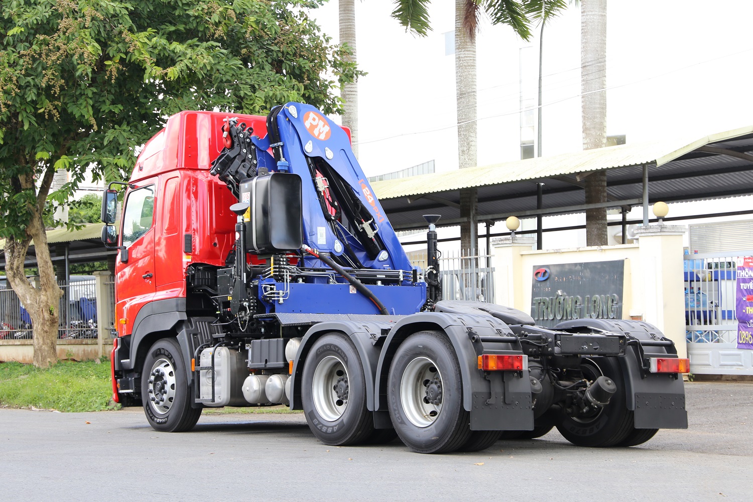 Xe đầu kéo Hino 700 gắn cẩu gập 10 tấn PM 24024 PX