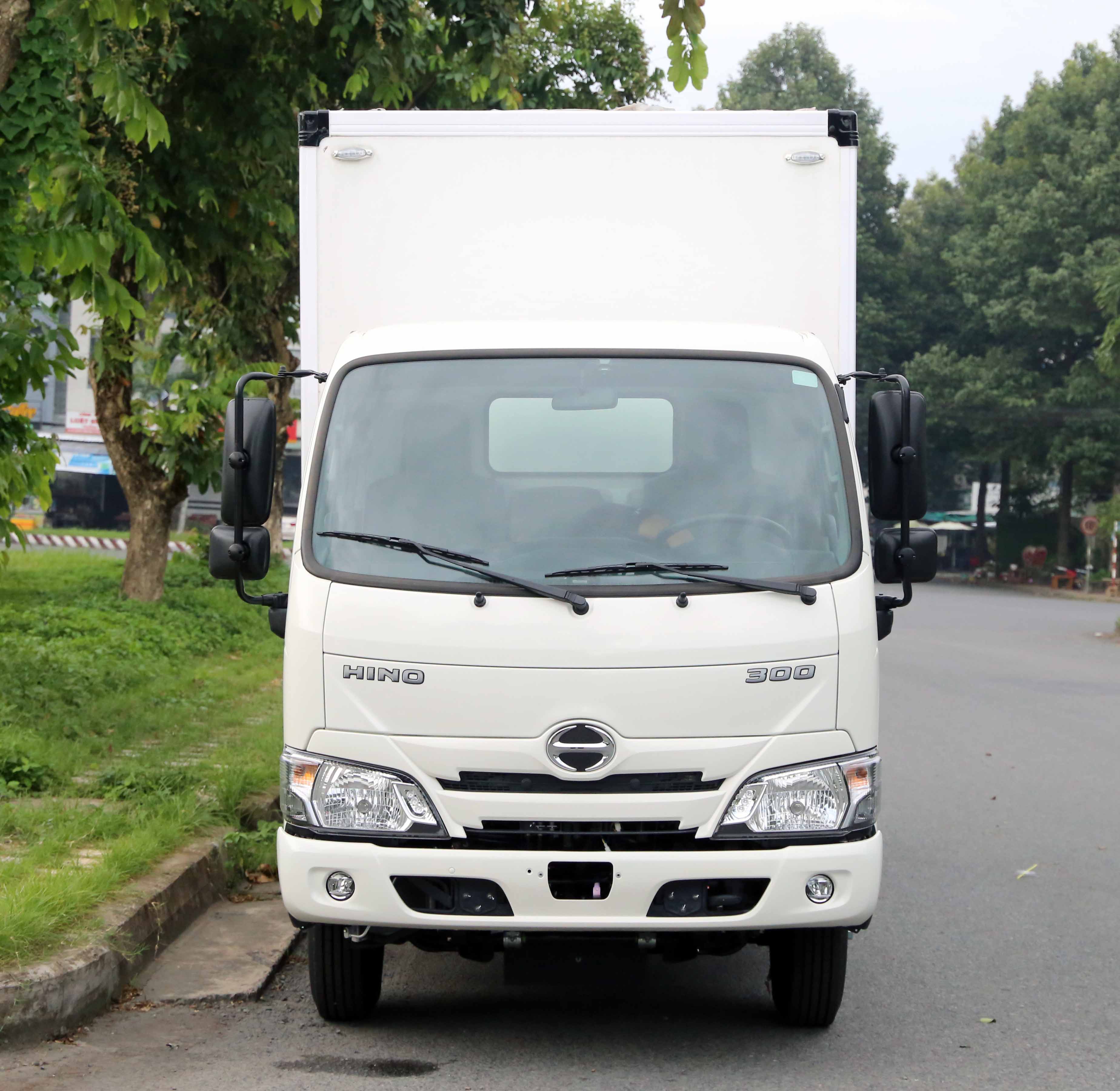 Xe-tai-Hino-1t9-Thung-kin-Composite 4m6-XZU650L-Euro 5