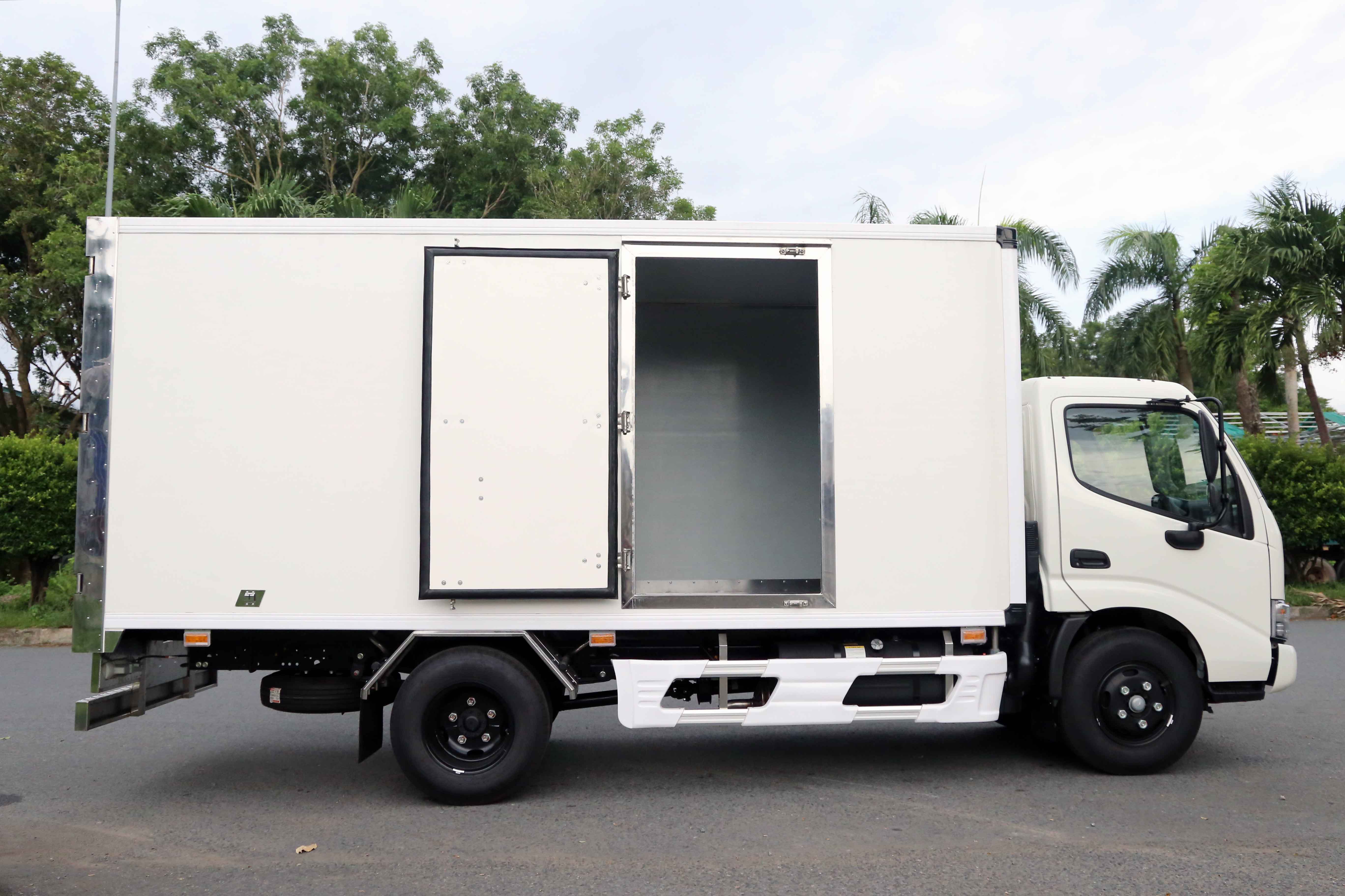 Xe-tai-Hino-1t9-Thung-kin-Composite 4m6-XZU650L-Euro 5