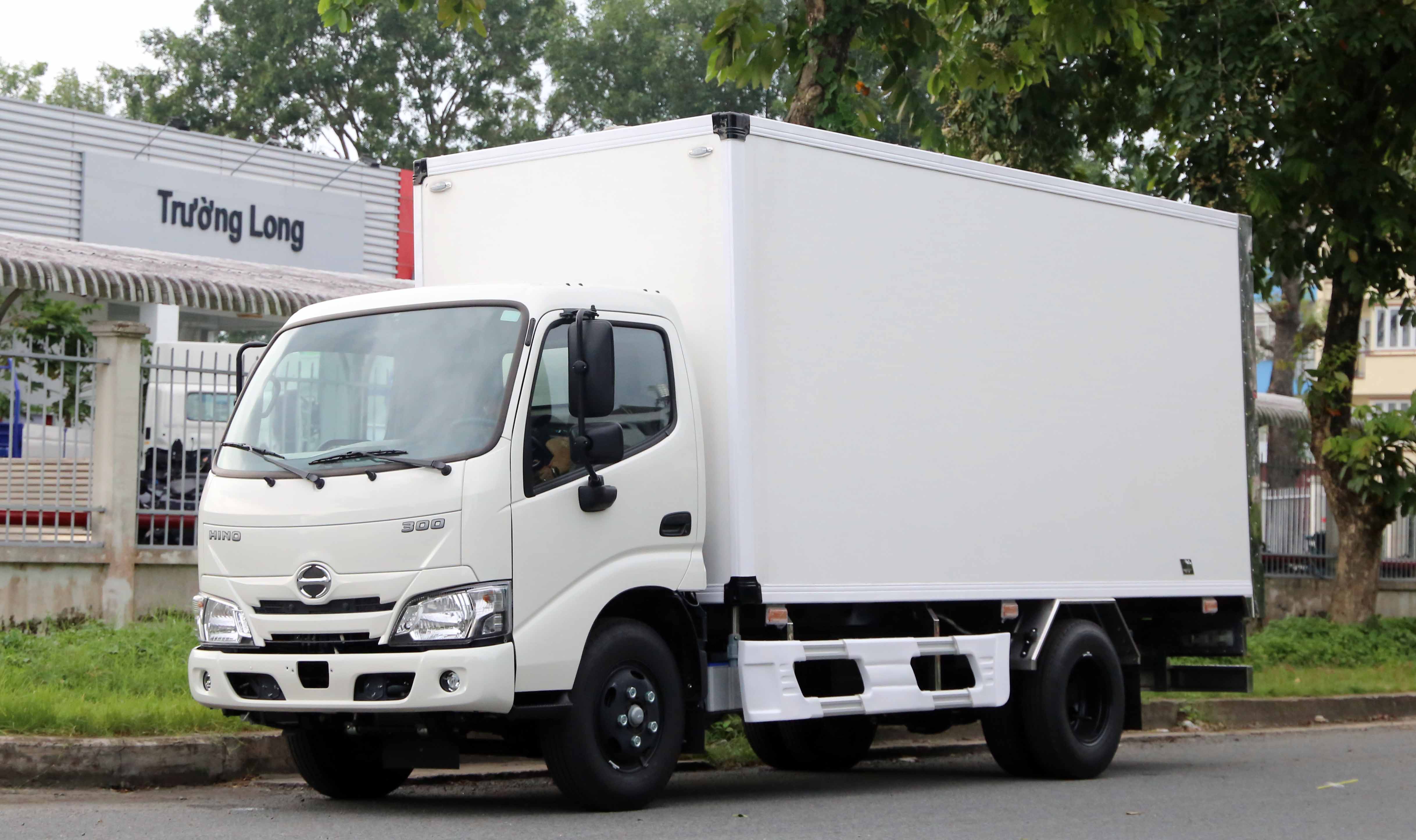 Xe tải Hino 1t9-Thùng kín Composite 4m6-XZU650L-Euro 5