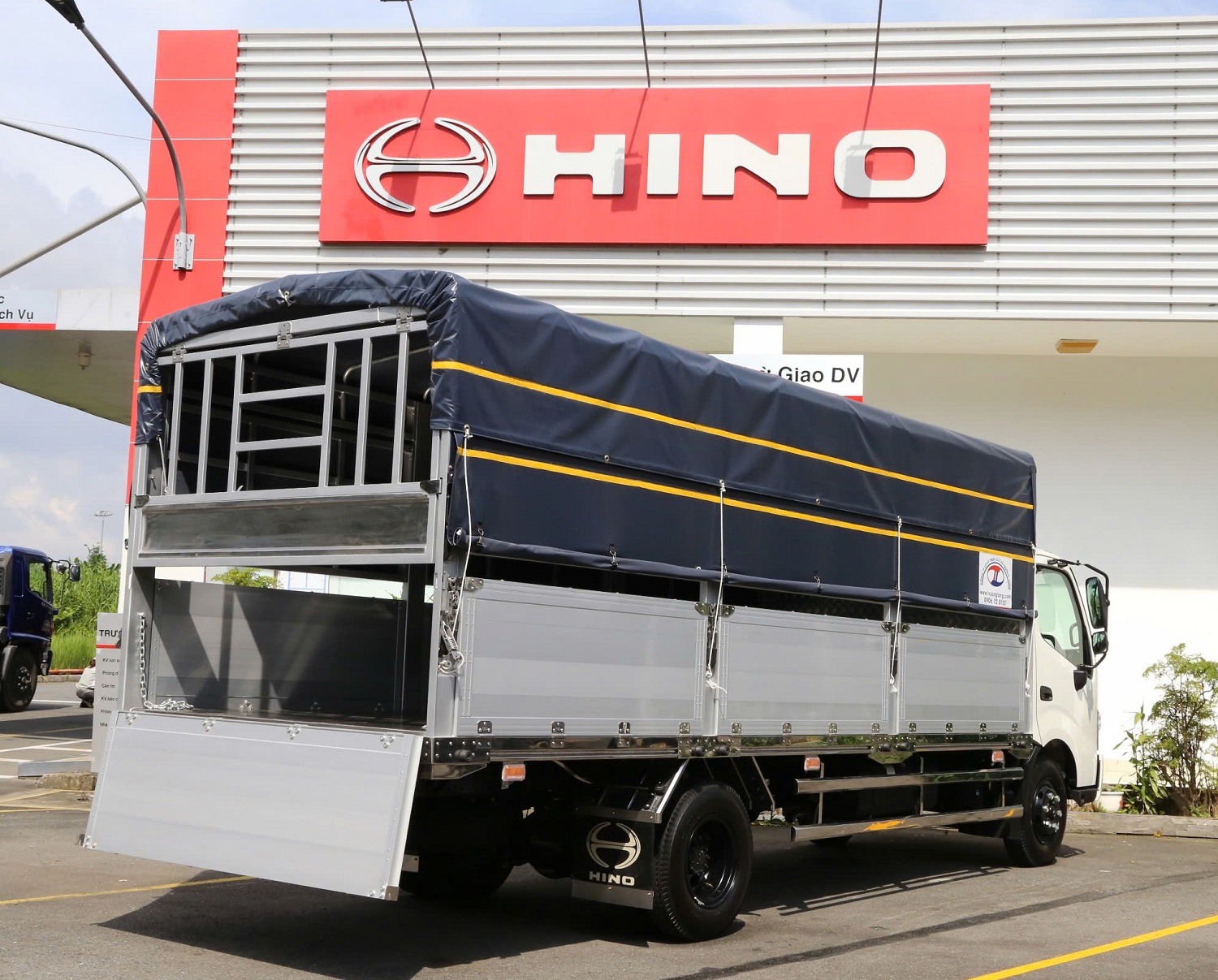 xe-tai-hino-5-tan-thung-mui-bat