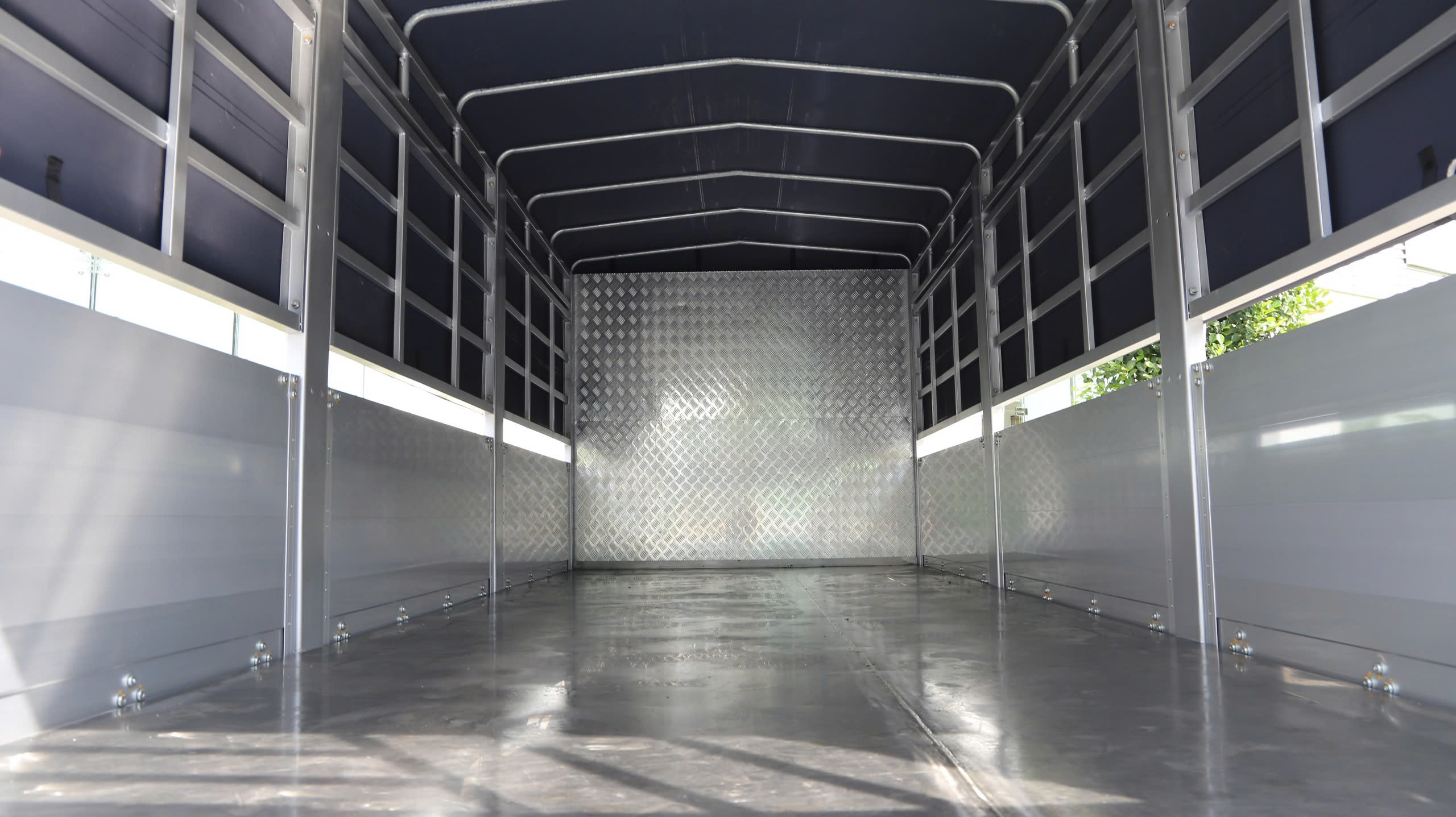 xe-tai-hino-5-tan-thung-mui-bat